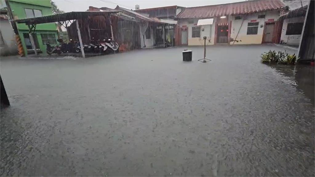 圖輯／暴雨灌爆南台灣！黃濁泥水狂湧　淹水畫面怵目驚心