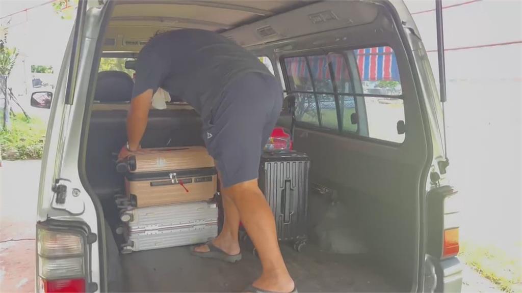 險象環生！　小琉球旅遊脫序　機車拖行李箱逛大街　警方將開罰
