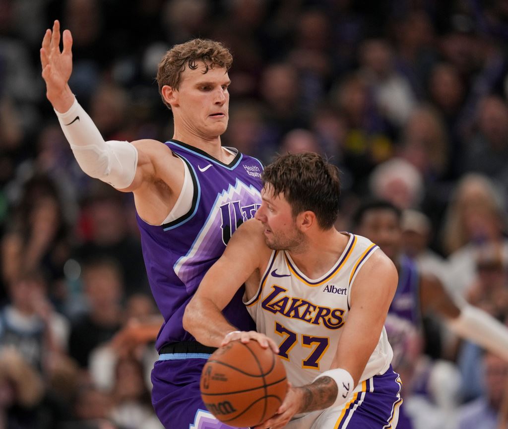 NBA(影)／這樣也能進！馬卡南神奇擦板壓哨　連自己都忍不住笑了