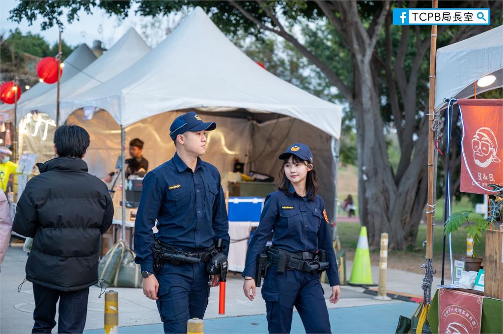 又想被逮捕？台中燈會「激正女警」暴紅…警粉專突拋IG「快追蹤」全場暴動