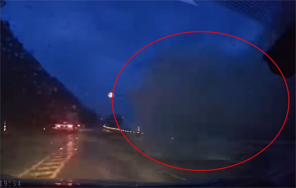 台9線多良「瘋狗浪強灌馬路」轎車遭擊沉滅頂！「震撼畫面曝」他嚇壞：以為完蛋了