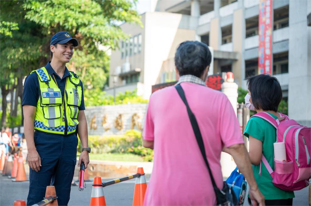 老公我去接小孩！開學日「天菜帥警」校門前指揮　婆媽們全暈：想去上課