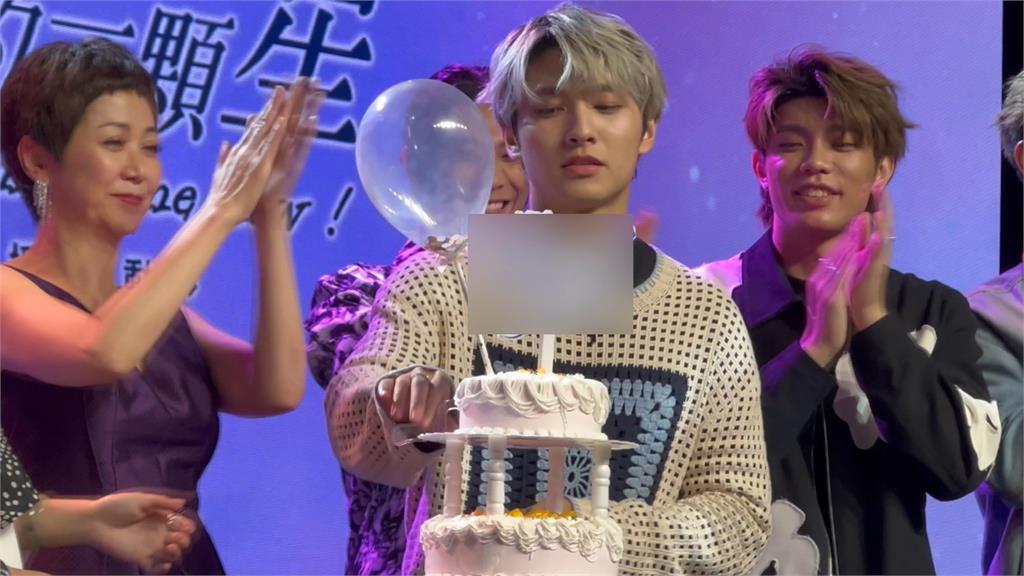 換裝遊戲週年見面會 邀配音老師上台切蛋糕