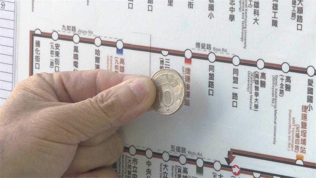 公車站路線圖貼到「兩米高」　眼力考驗？長輩爬座椅閱讀恐摔跤