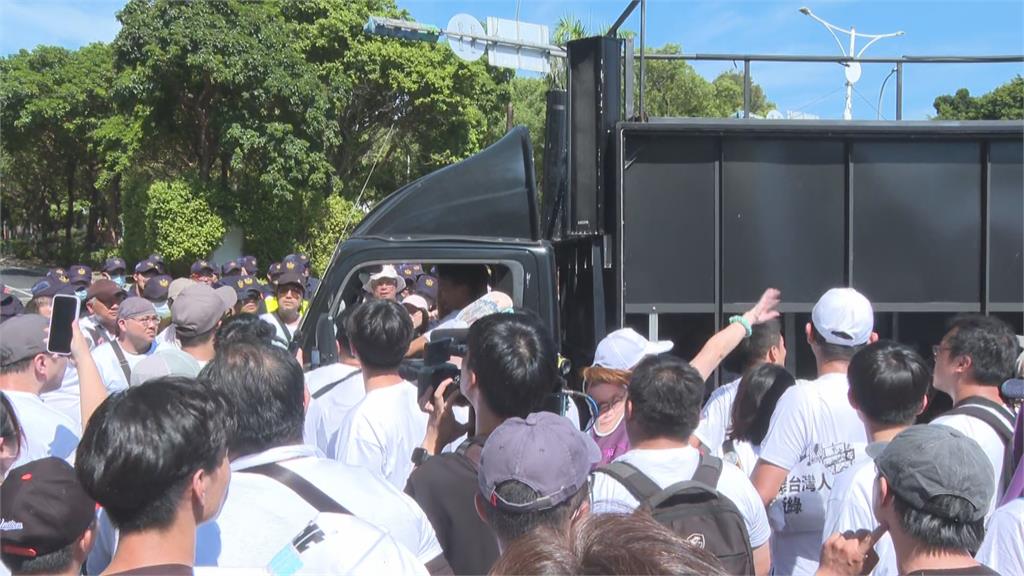 快新聞/衝突不斷!白營2議員開黑色宣傳車 警方喊:已經違法