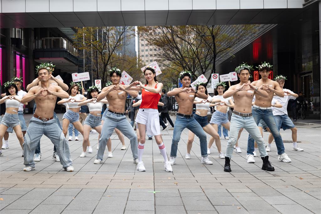 影后張榕容街頭和「6裸男熱舞」畫面流出!自揭:跨年和尪「不同調」