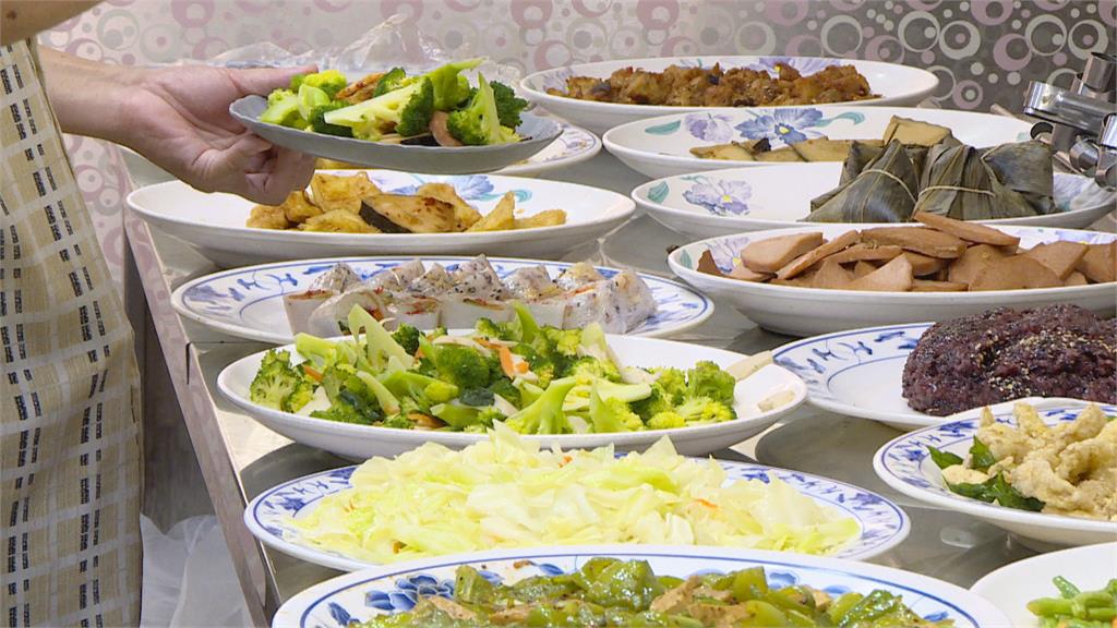 30多樣素菜任你吃! 民眾趕緊來排隊搶便宜