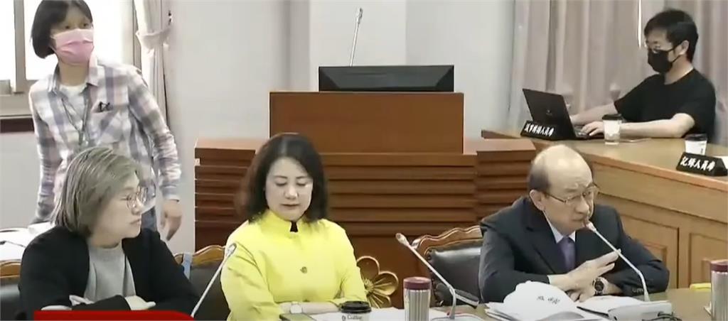 柯建銘又「講古」講不停!韓國瑜「比這手勢」落跑⋯網炸鍋:還笑得出來