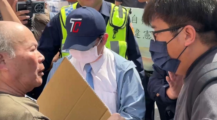 台中黎明幼兒園案拆除前測量 負責人擋車被架離