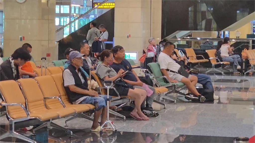大雨攪局飛機又異常　澎湖返台8航班延誤　旅客擠爆機場