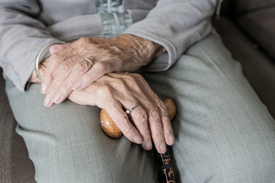 人生飽受折磨！102歲奶奶仙逝「拒絕入祖先牌位」　鼻酸原因曝光