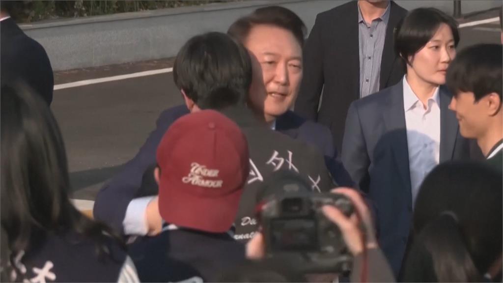尹錫悅遭彈劾免職離開總統官邸 支持者到場送行
