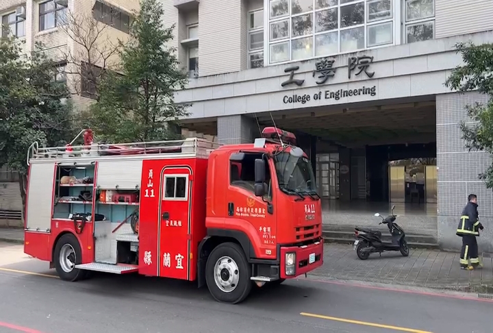 宜蘭大學教授趁假日辦公突警鈴大作 5樓實驗室失火!燒焦味刺鼻急逃生