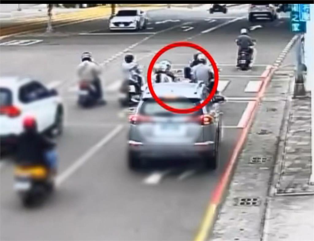 騎車不要抽菸! 2男子爆衝突 車停路中"大馬路互毆"