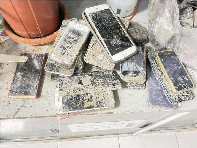 扯!溪頭大學池清淤畫面太驚人 「挖出大量iPhone」還有空拍機