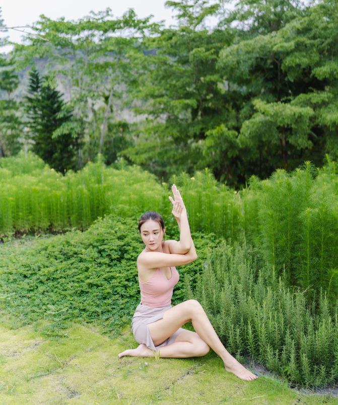 47歲何妤玟「上下全裸色」只剩黑線!「大蝴蝶遮重點」內層透光…粉弱喊:沒了