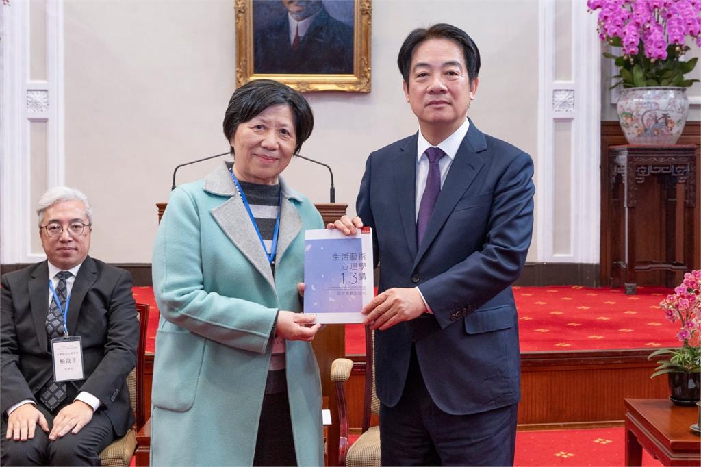 快新聞/贈書藏頭「清德義助心理師法」 臨床心理學會感謝賴清德24年前推動立法
