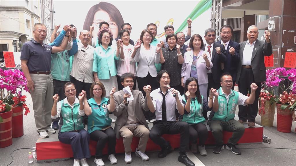 彰化縣長提名競爭激烈! 黃秀芳領軍路口拜票