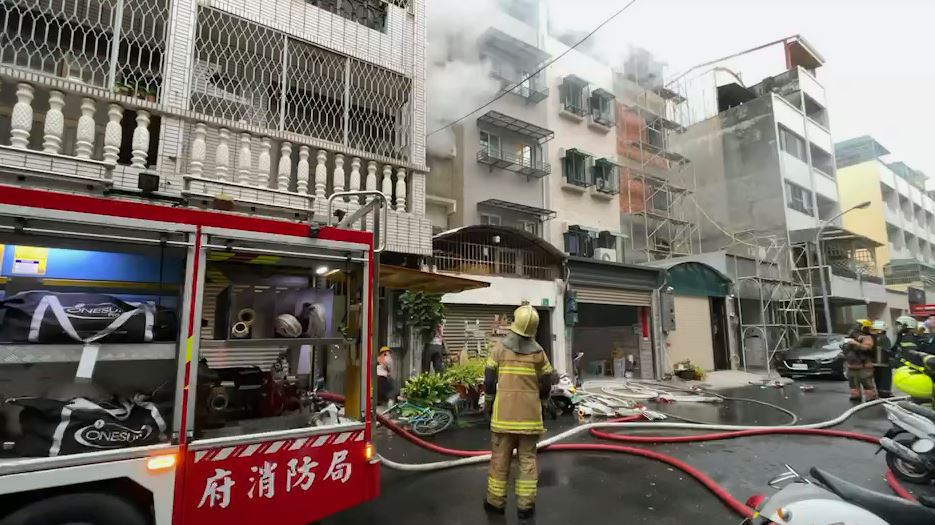 快新聞／台南南區民宅火警「濃煙狂竄」　消防人員急搶救