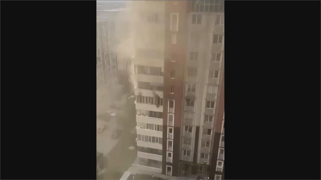 哈薩克住宅竄大火！媽媽6樓拋出小孩　1樓民眾搬床墊救援畫面曝