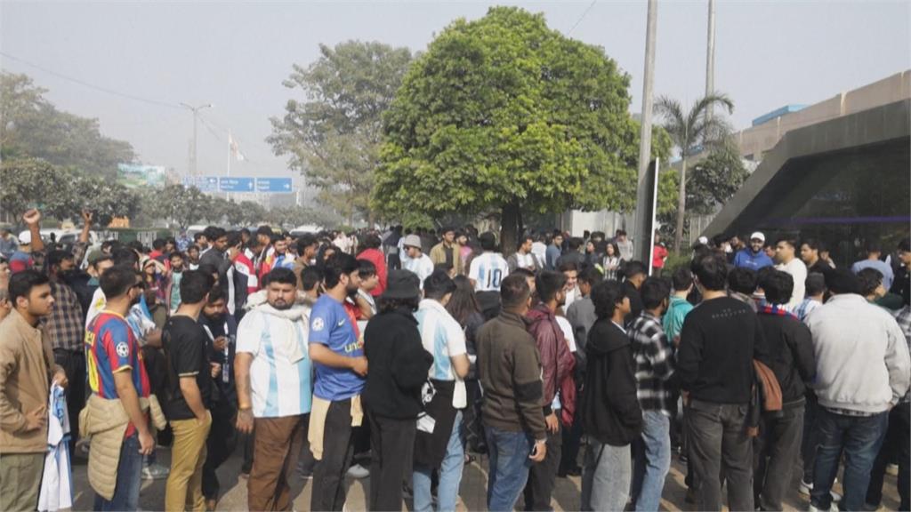 梅西印度行最後一站　粉絲霧霾中排隊一睹風采