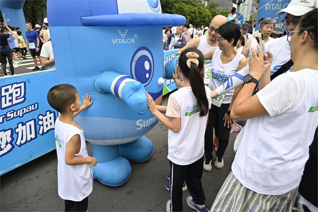 邊荷律現身臺中舒跑杯 年度壓軸最大場 見證2. 6萬人齊聚開跑 再掀全民運動熱潮