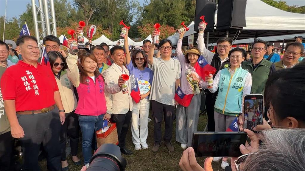 國民黨高市黨部升旗 柯志恩誓言入主市府國旗遍佈每處角落