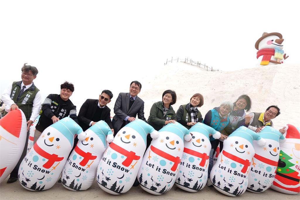 新年必訪! 6米雪人現身七股鹽山山頭 Q萌模樣超療癒