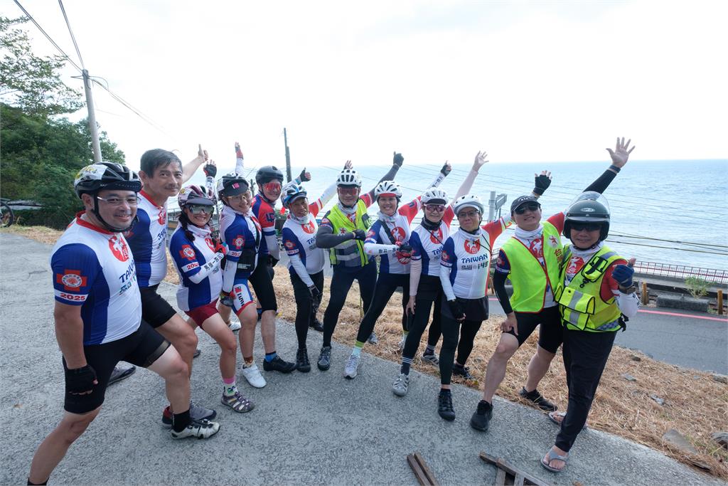 不懼病魔！癌友組成「不倒騎士團」　成功完成單車環島