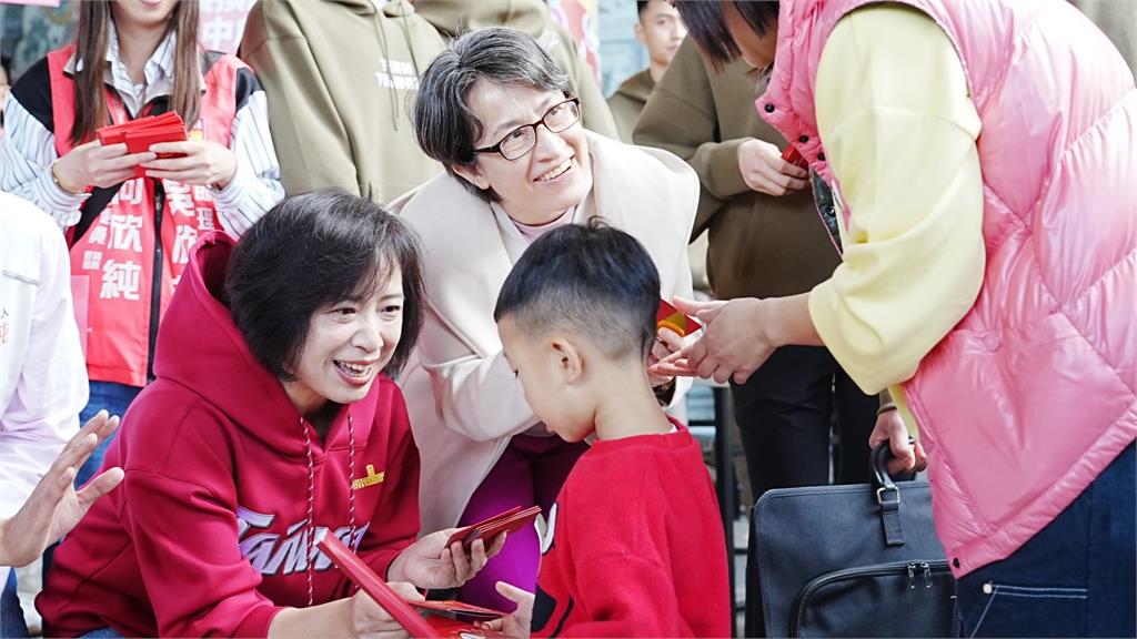 快新聞/何欣純跨13宮廟「走春」!合體蕭美琴30分鐘狂發千份福袋