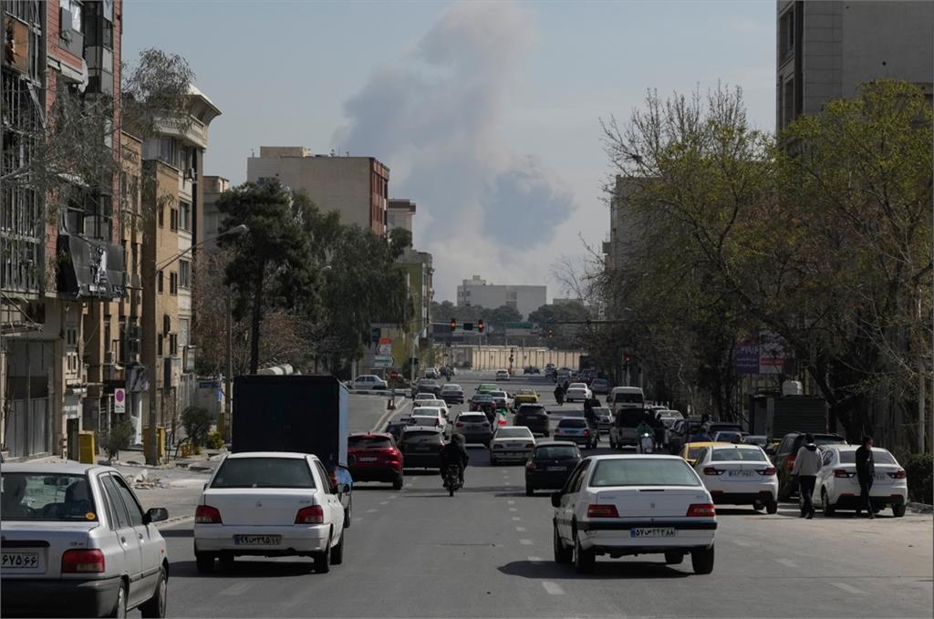 中東戰火情勢危急⋯她讚「台灣居民居住證」好用！釣出中國人「逆風回覆」網笑翻
