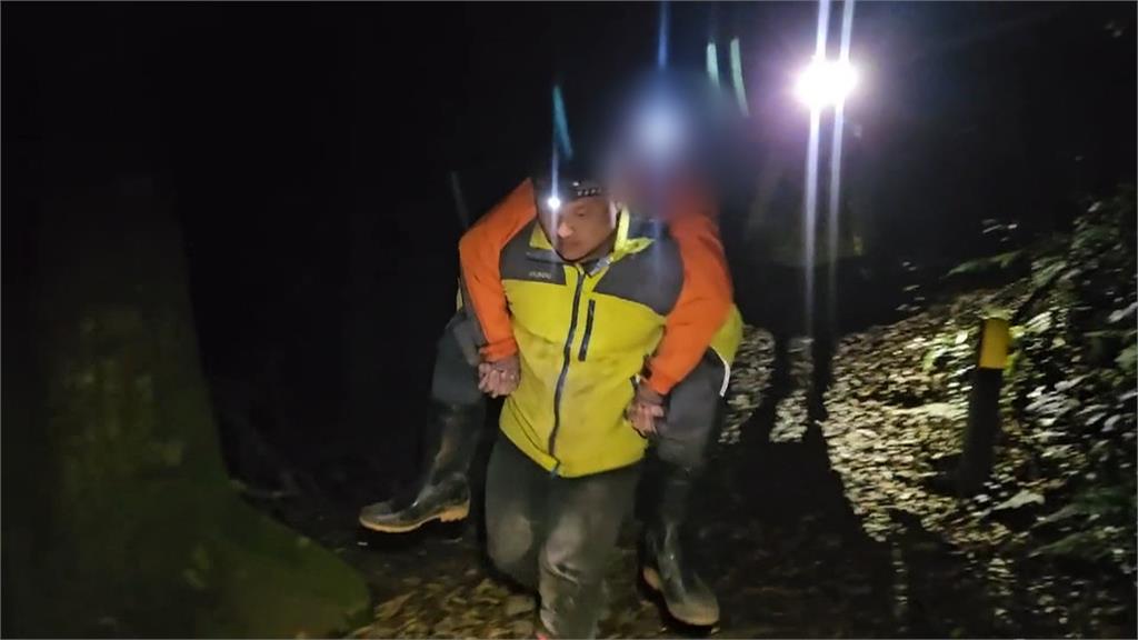 登山客腳踝嚴重扭傷難以下山 搜救隊耗時6小時冒雨揹下山