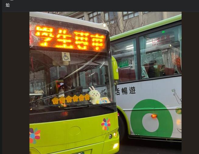 他見學生專車「秒上頭」大喊:蛤 !有聲音公車亮點曝「網喊想搭」