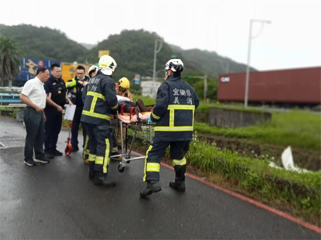快新聞/怎麼回事?宜蘭70歲婦人駕車暴衝 墜落3米深河道受傷送醫