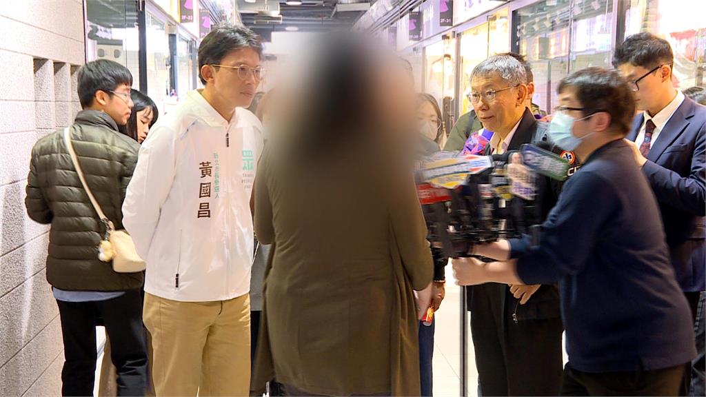 陳情女子來踢館！黃國昌點頭打PASS？網酸：暗示的眼神很真