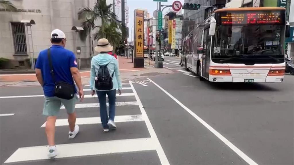 過斑馬線「當玩獨木橋」 全公車停等就為一人