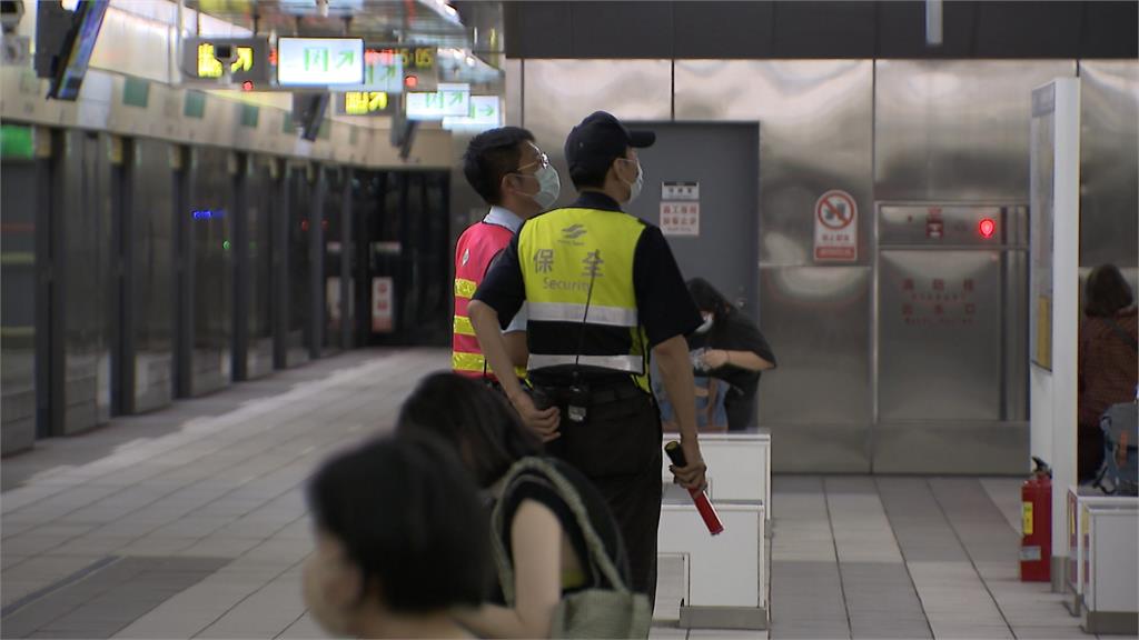 北捷驚見「乘客集體奔逃」 男子疑身體不適倒臥車廂