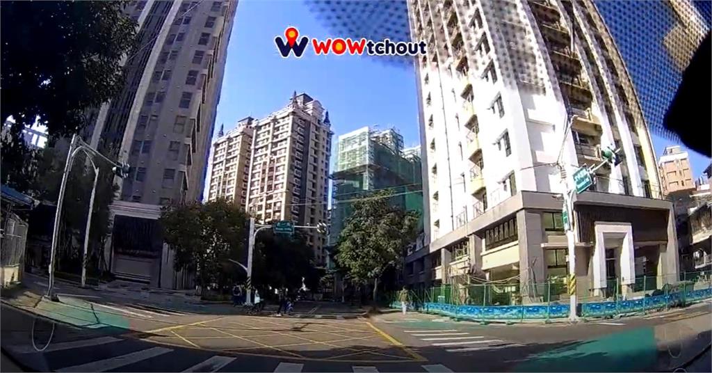 孩童過馬路「貼心1舉動」被讚爆!駕駛曝「15秒溫馨畫面」感動網:父母教育好