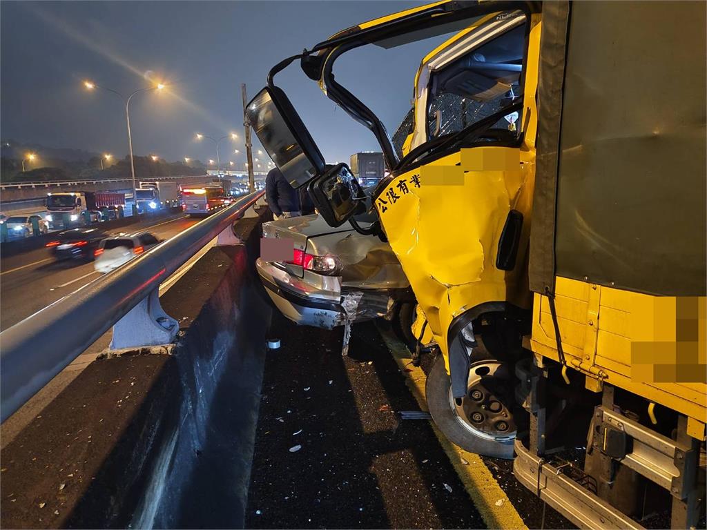 最新/國1堤頂交流道附近4車追撞 1貨車駕駛夾困車內受傷送醫