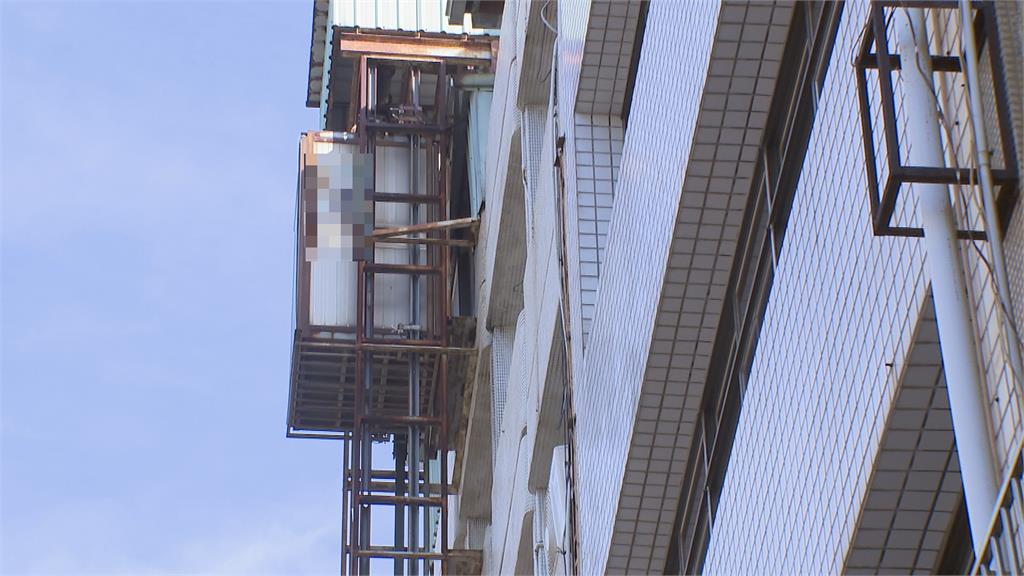 貪圖方便!高雄建材五金行 四樓外掛「升降貨梯」、民眾:好危險