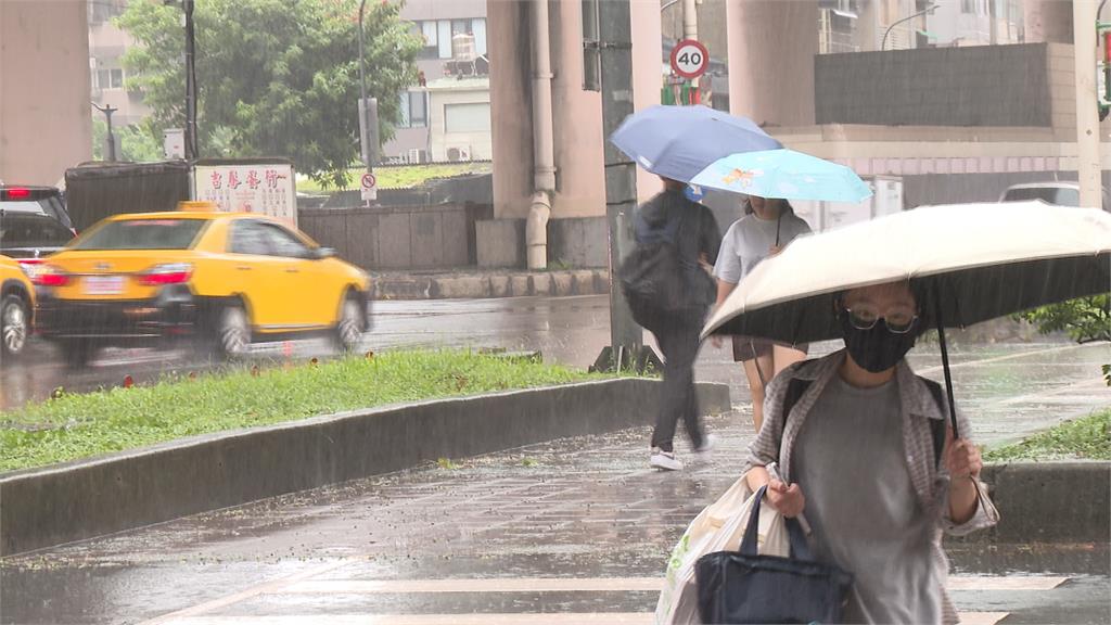 雨炸台北！上班族「騎車全濕」　大學生直呼：市長怎沒放假