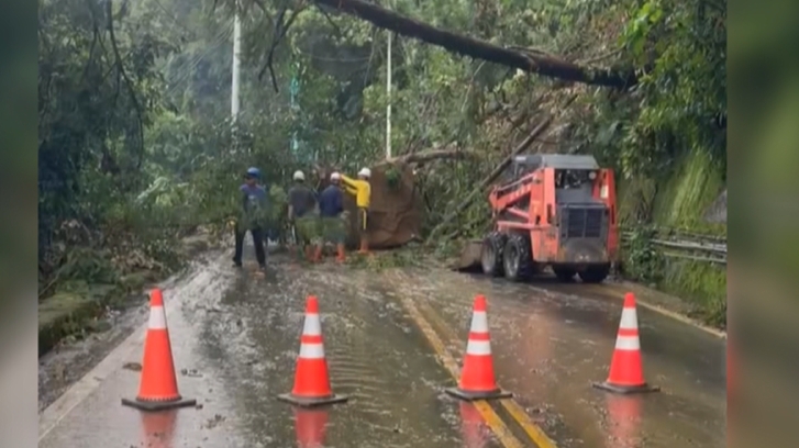 雲林古坑山區道路多處崩塌 巨石擋道出動機具搶通