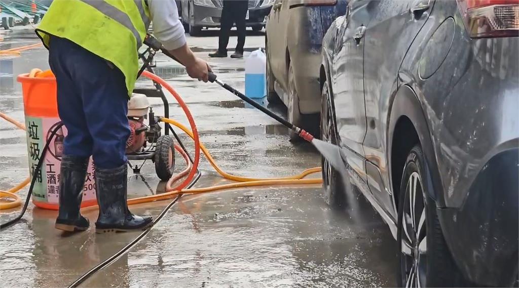 快新聞/15輛車遭殃!桃園建案施工「泥」從天降 建商允諾會負責