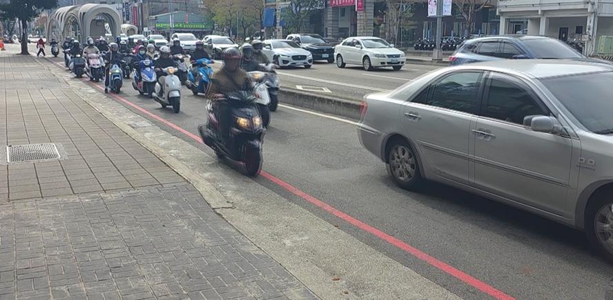 計程車「綠燈驟停.紅線放乘客」沒被罰！　被罰卻因「這法律」