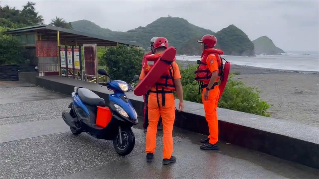 不畏「小犬」風雨！　野柳質地公園湧遊客與女王頭合照