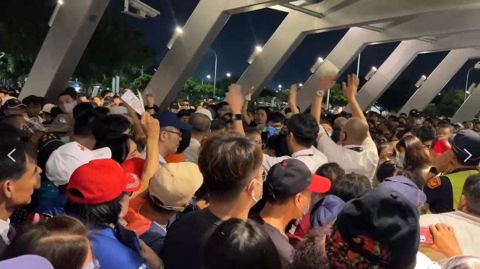 雲林國慶煙火湧入30萬人! 散場人群癱瘓高鐵站
