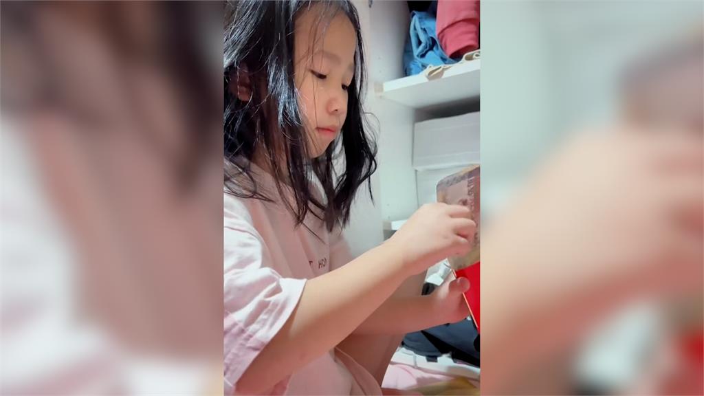 騙人生女兒！8歲童帶大鈔出門騙媽買文具　下秒緊張給驚喜惹哭她