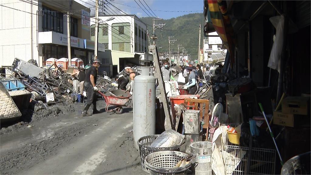 光復鄉災區見「現金超人」　連輛天暖贈受災戶每戶1萬元