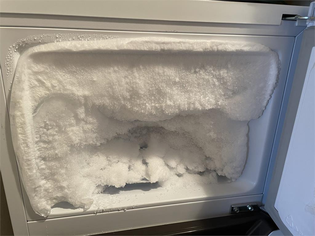 Elsa住過？冰箱幾個月沒用…一開驚見「巨大冰山結霜」塞滿冷凍