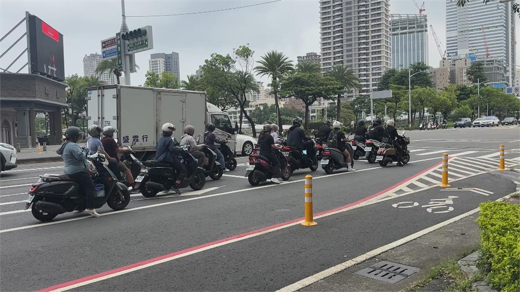 便宜行事! 機車2大人3小孩5貼上路 違規違法又危險